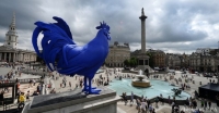 В Лондоне появилась статуя огромного синего петуха