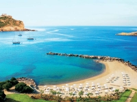 Туристы вновь возвращаются на пляжи Греции