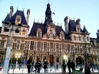Большой каток открылся возле парижской ратуши
