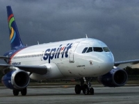 Американский лоукостер Spirit Airlines подает вино в банках