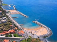 На пляжах Португалии появились платные медпункты