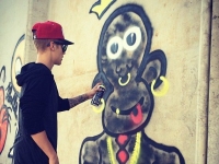 Джастина Бибера заставили отмывать свои граффити со стен австралийского отеля 
