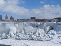 Туристов со всего мира привлекает замерзший Ниагарский водопад