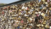 Парижский мост не смог выдержать вес любви 