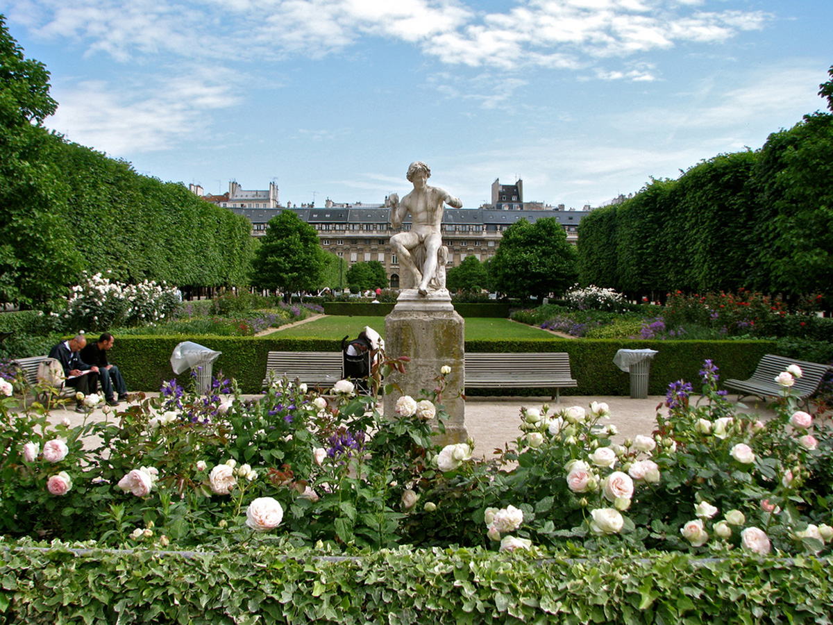Франция пала. Парк Пале рояль в Париже. Сад Пале Руаяль в Париже. Дворец кардинала Ришелье в Париже. Дворец Пале-рояль (Королевский дворец).